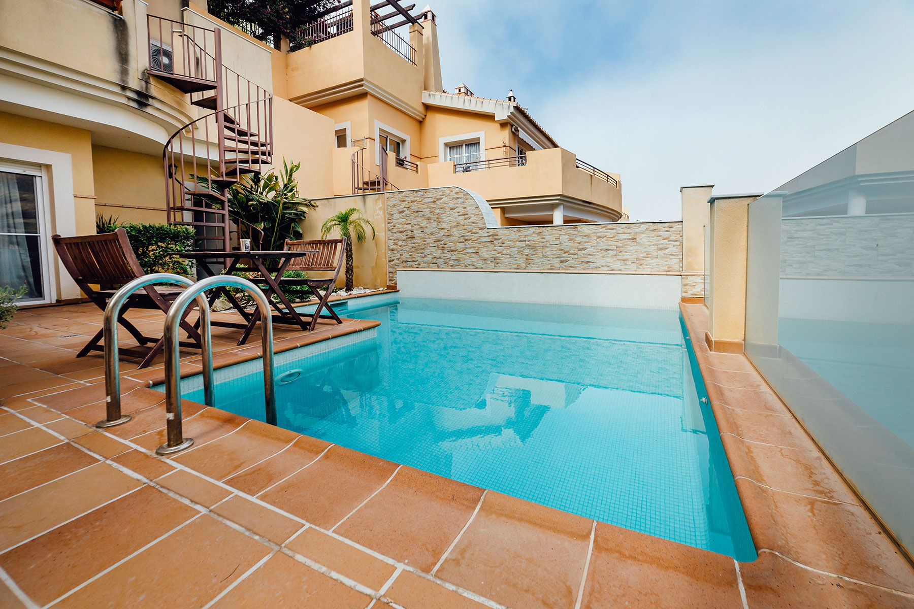https://cotobro-rental-house.com/wp-content/uploads/terraza-piscina-2.jpg